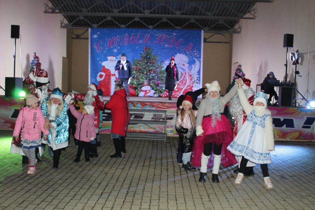 Жители и гости с. Заветного побывали на праздничном новогоднем балу ряженых «Бал зеленого дракона»