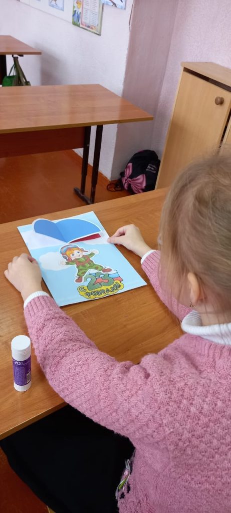 Школьники сделали открытки на 23 февраля