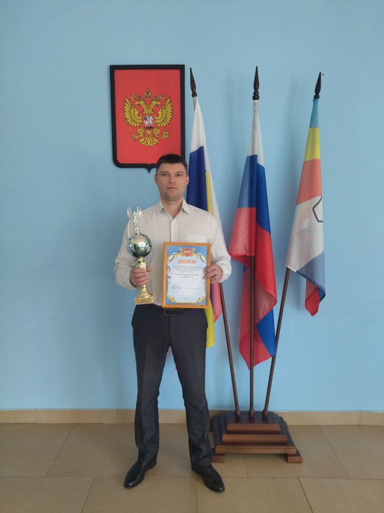 Лучшие награды для него – это заслуги учеников в конкурсах и поездки на областные олимпиады