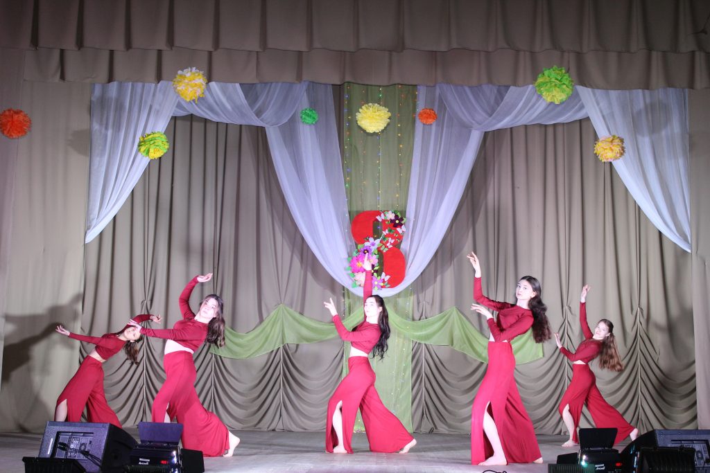 «Букет нот в подарок»: В Заветинском РДК состоялся праздничный концерт