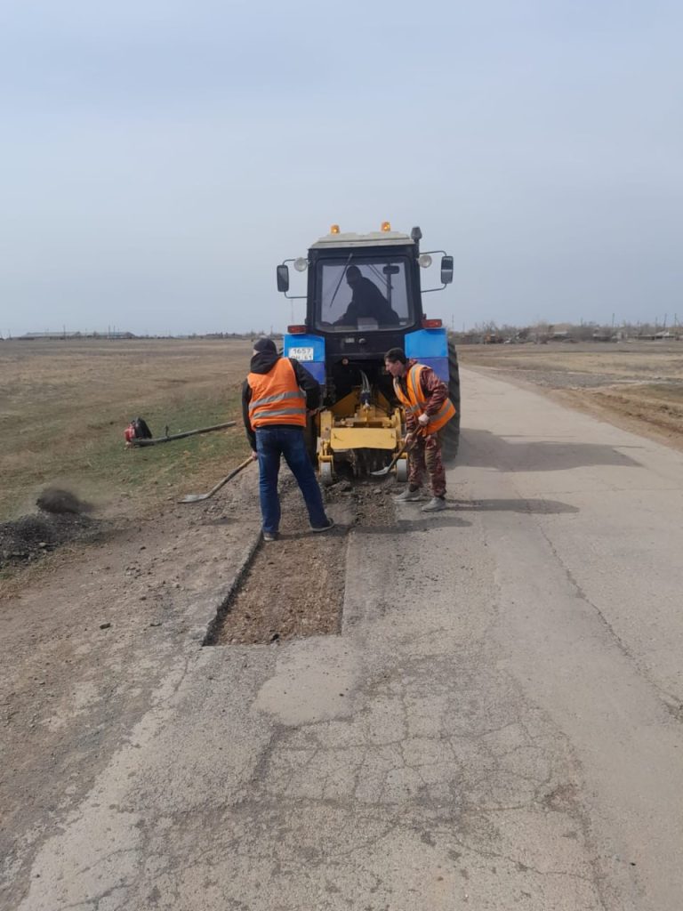 На дорогах Заветинского района устраняют ямочность