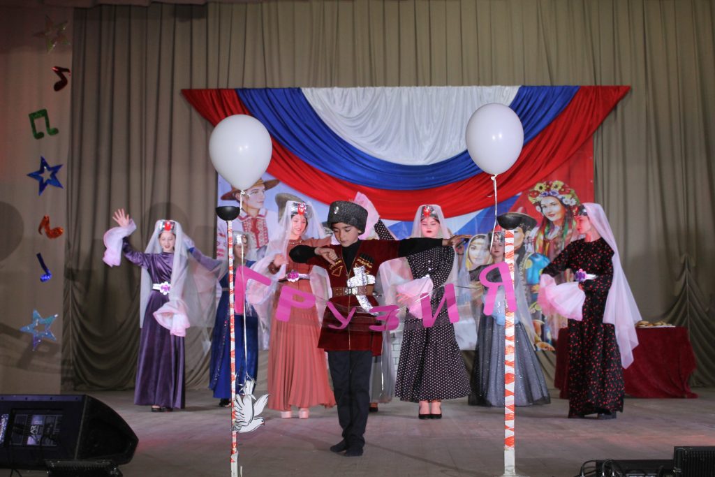 Жить в мире и дружбе:  Образовательные учреждения района приняли участие в фестивале дружбы народов