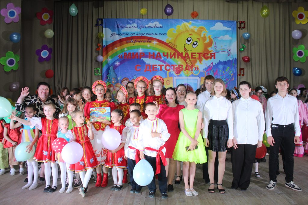 Разноцветье песен, танцев и костюмов: В Заветинском РДК прошел детский фестиваль