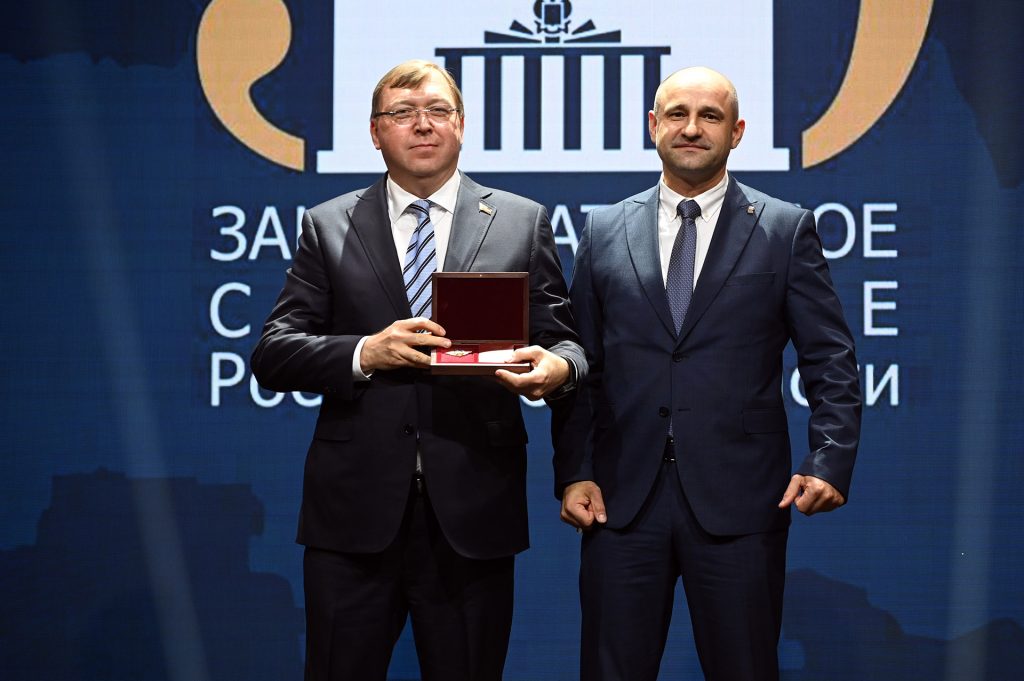 Председатель Народного Совета ДНР Артем Жога вручил Александру Ищенко «Орден Дружбы Донецкой Народной Республики»