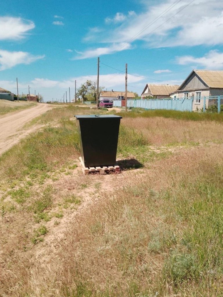 Установили 6 мусорных контейнеров