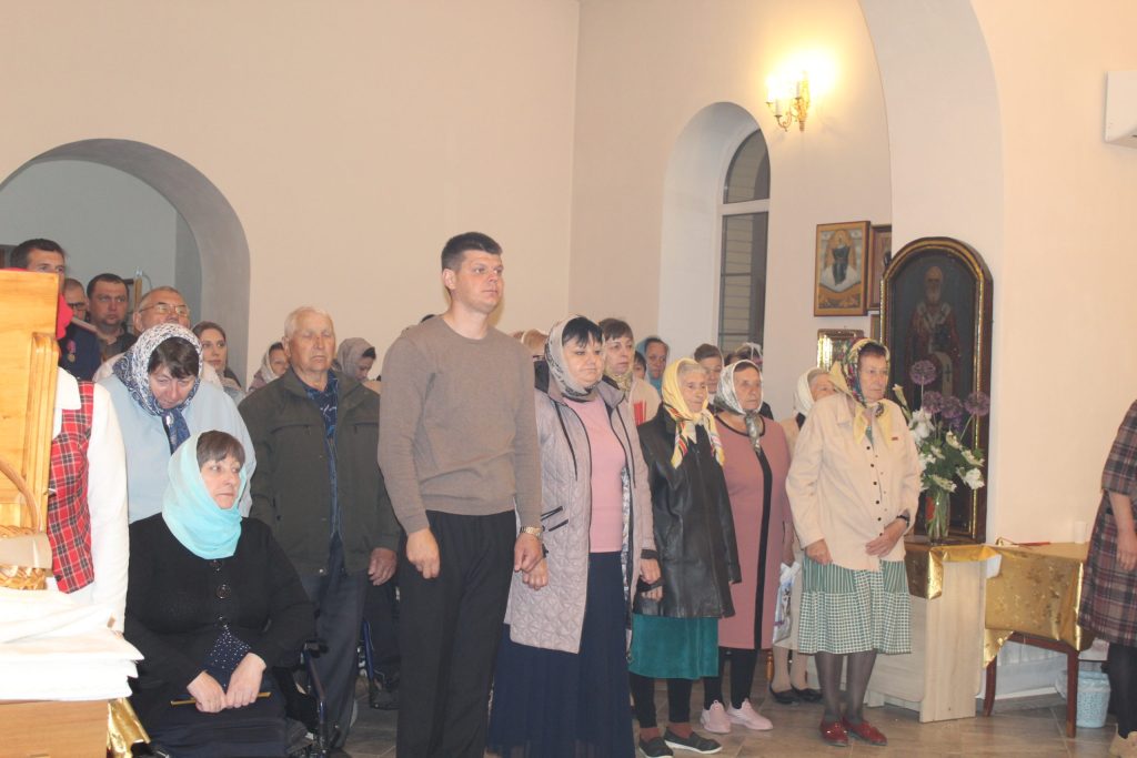 Жители и гости Заветного встретили Светлое Пасхальное Воскресенье в храме Святителя Николая Чудотворца