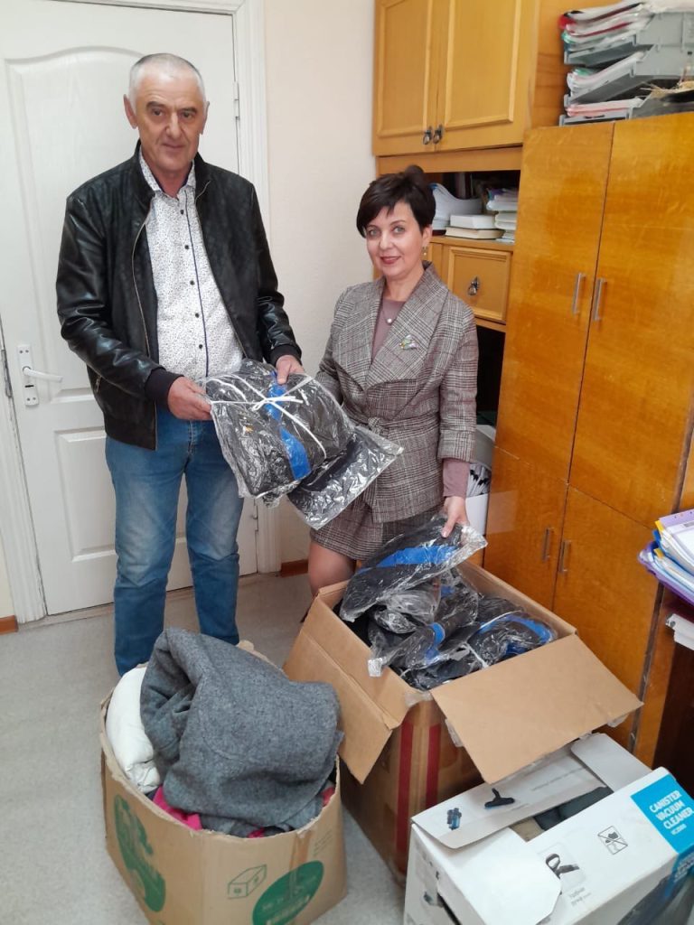 Представитель семьи предпринимателей передал детские вещи для нуждающихся семей