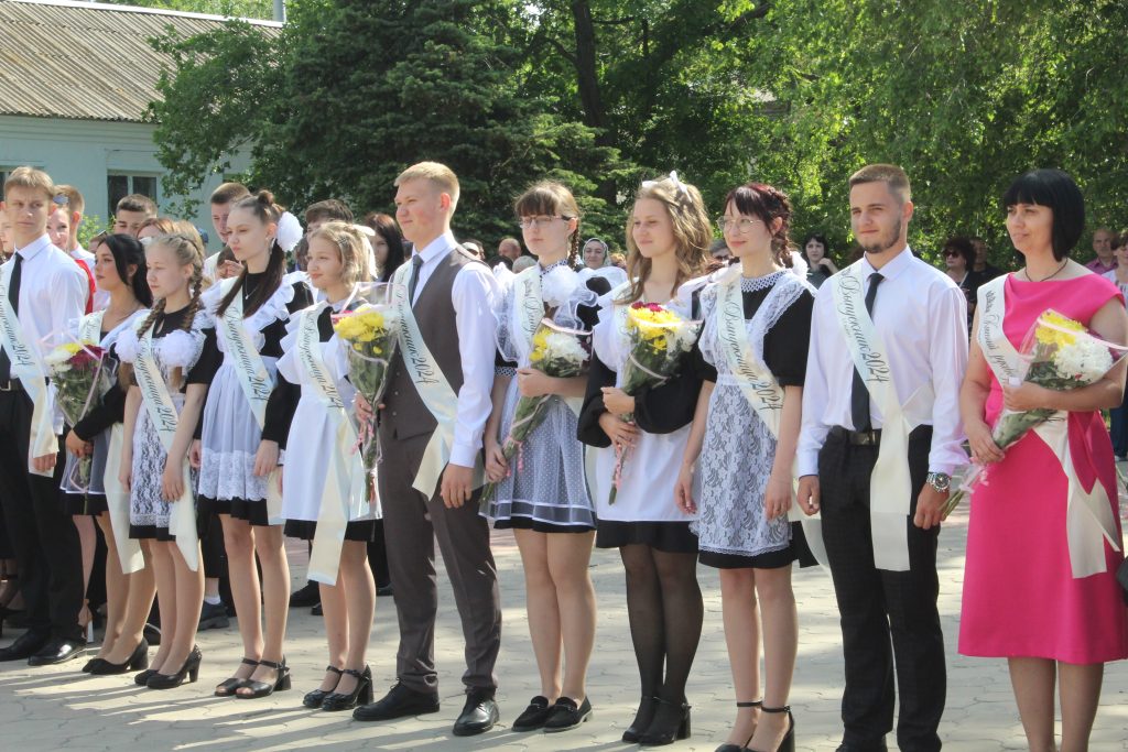 Прозвенел последний звонок для выпускников Заветинской школы 1