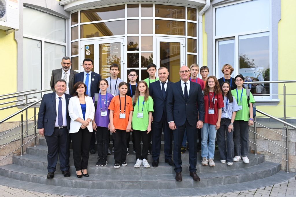 Вице-премьер Дмитрий Чернышенко поздравил выпускников с новым этапом в жизни