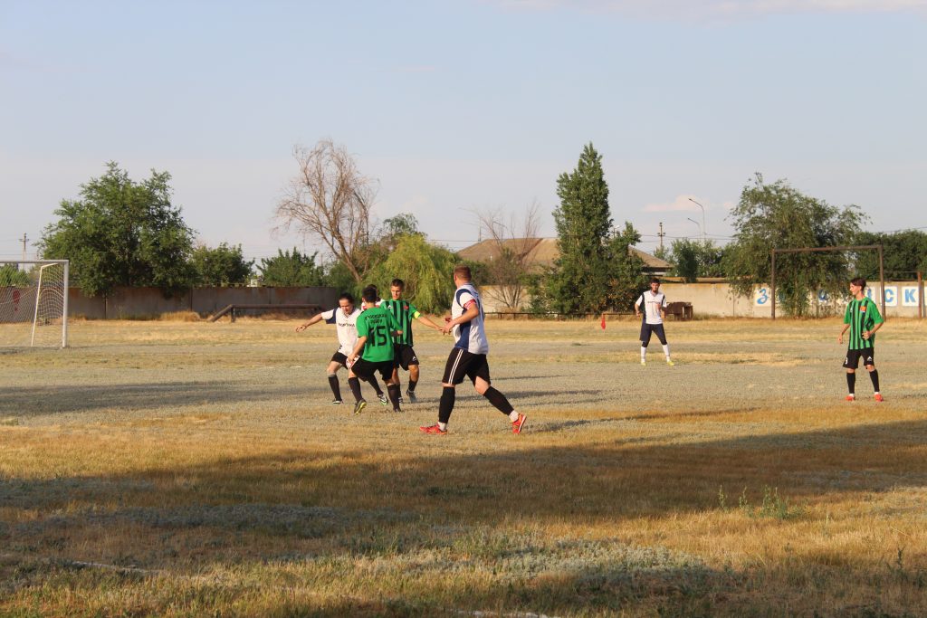 Прошли соревнования по футболу между командами Заветинского и Орловского районов