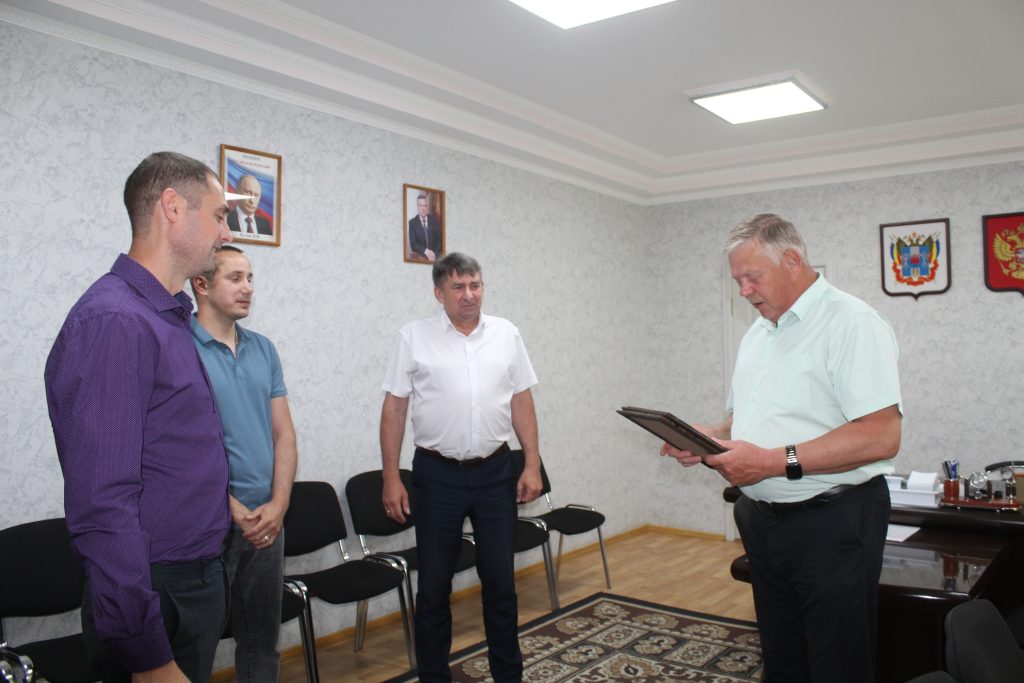 Работники сельского хозяйства Заветинского района получили жилищные сертификаты