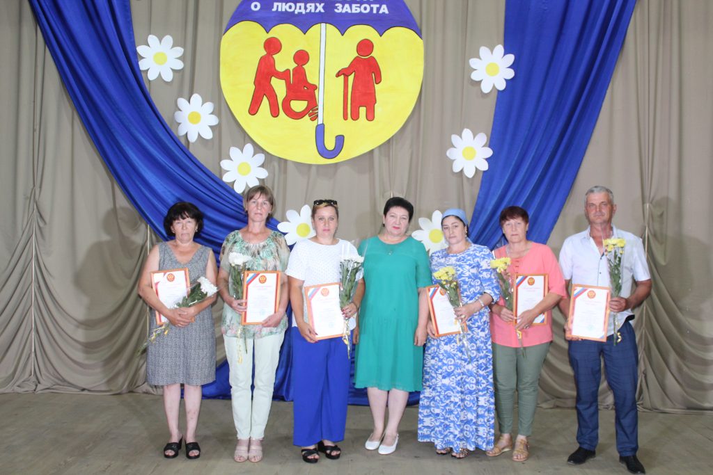 Социальных работников Заветинского района отметили наградами