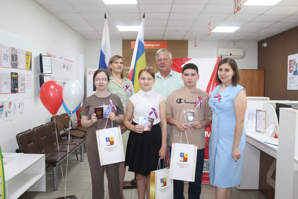 В МФЦ Заветинского района состоялось торжественное вручение паспортов