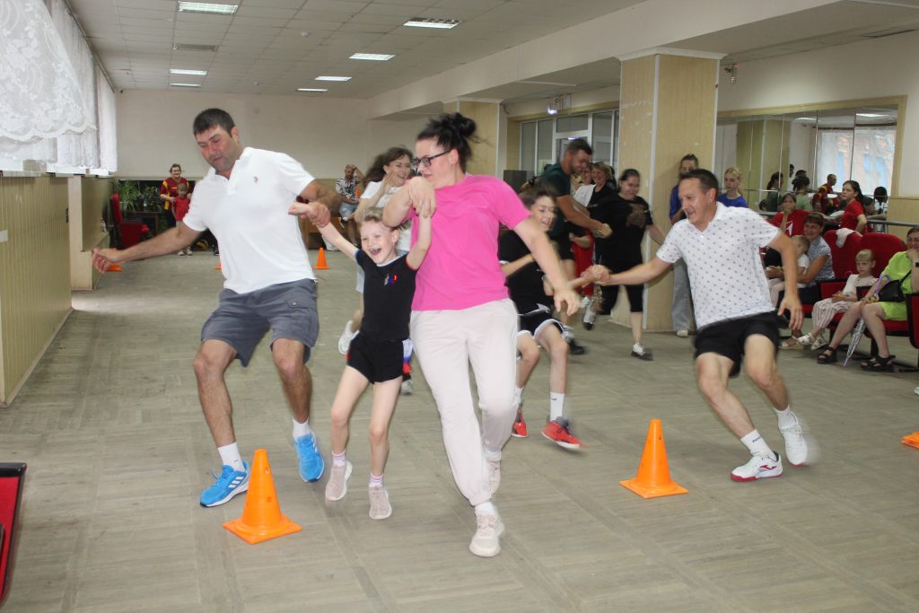 Родители с детьми приняли участие в семейных спортивных соревнованиях