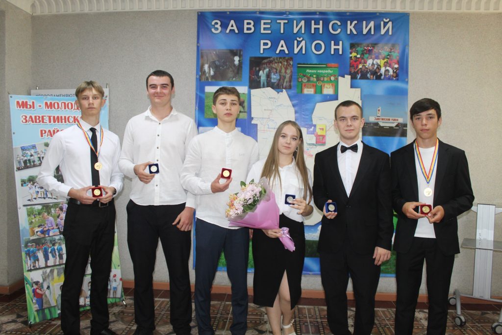 Медалисты Заветинского района-2024 отмечены за особые успехи в учебе