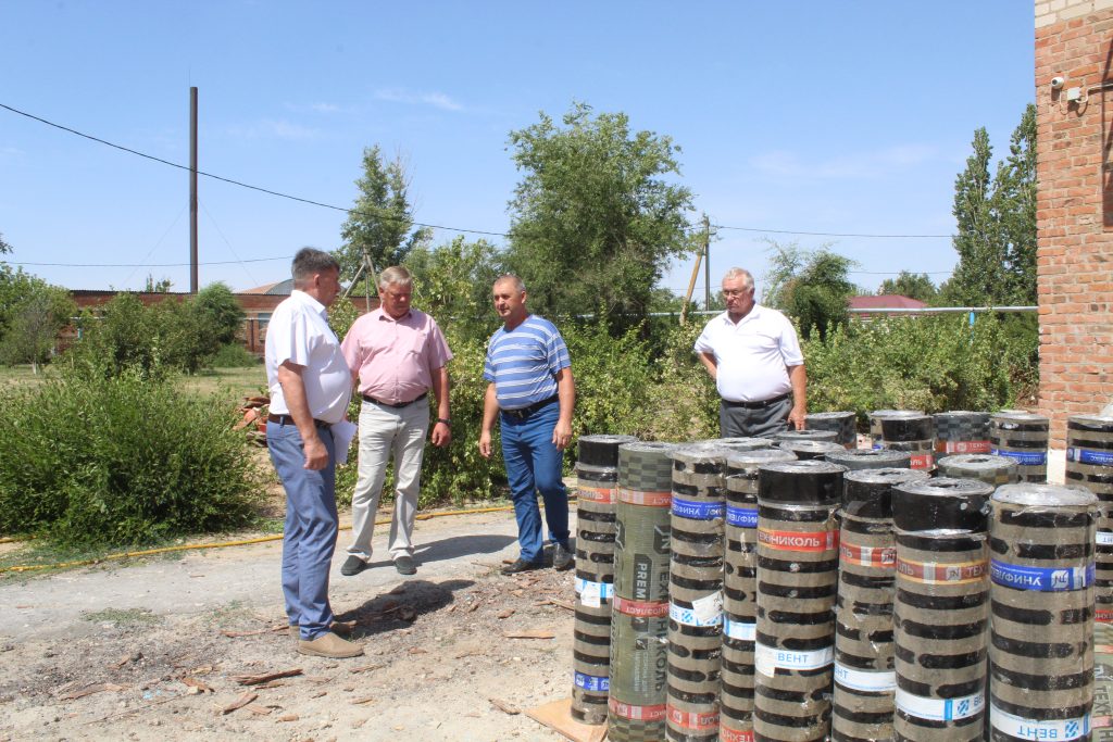Юрий Величко проинспектировал ход ремонтных работ в Шебалинской школе