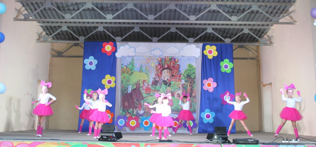 На центральной площади Заветного прошел летний театрализованный концерт «Пусть всегда будет лето»