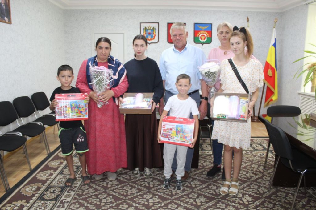 Юрий Величко вручил канцелярские наборы детям семей, находящихся в трудной жизненной ситуации