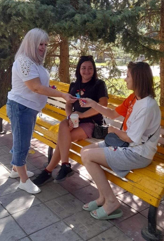 Работники Заветинского РДК вручили ленточки триколор жителям  и гостям Заветного