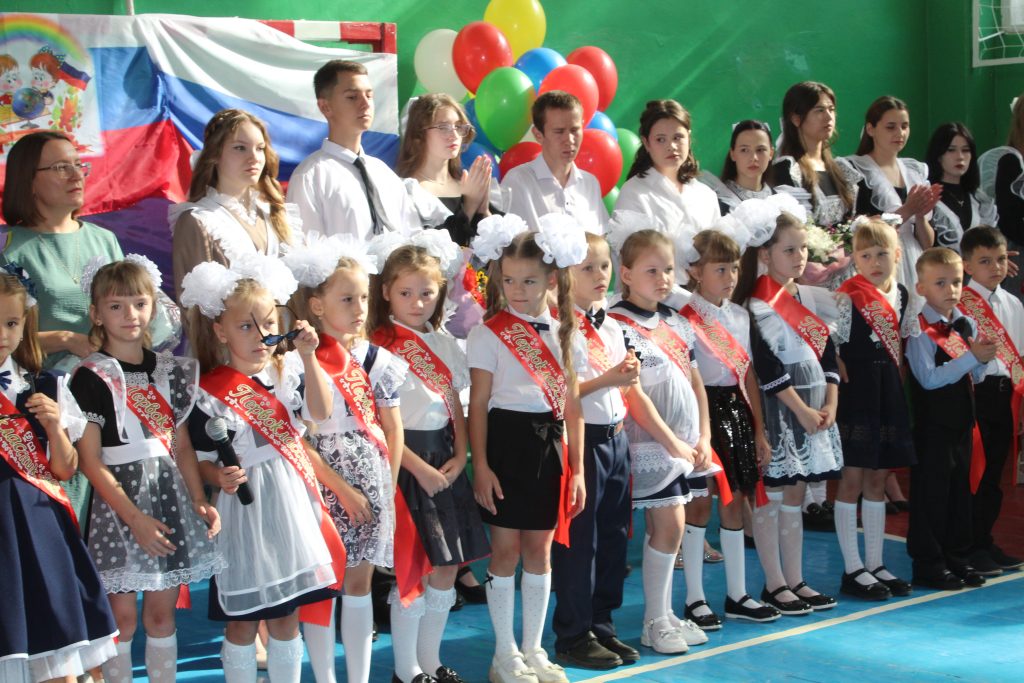 Прошла праздничная линейка для 1, 9 и   11 классов Заветинской школы 1