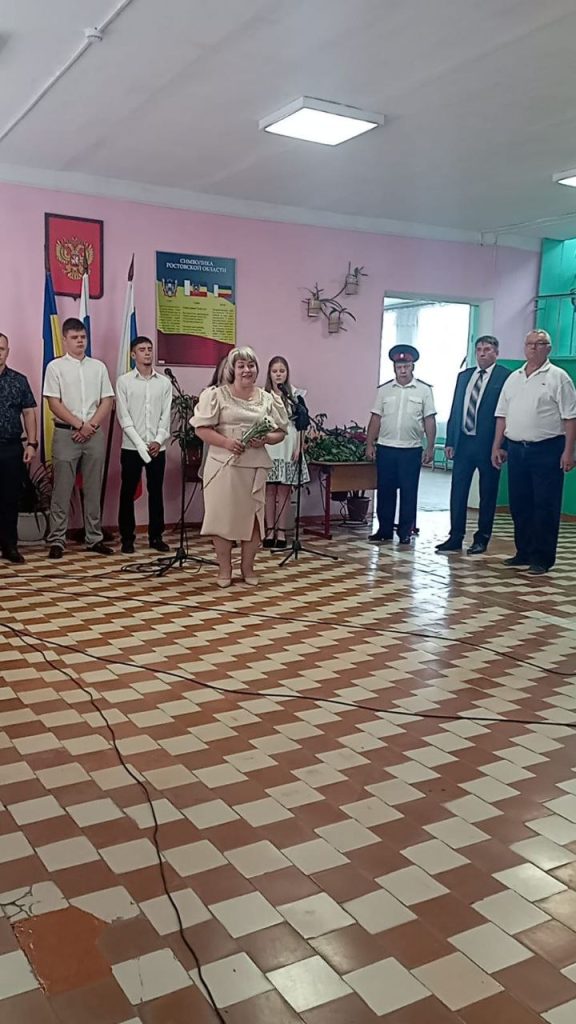 Школьников, педагогов и родителей поздравили в Шебалинской школе