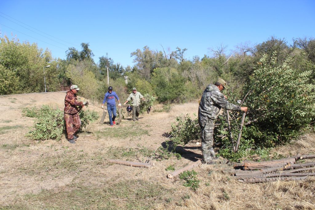 Сотрудники администрации и других учреждений Заветного, а также жители села  приняли участие в субботнике по очистке русла реки Амты