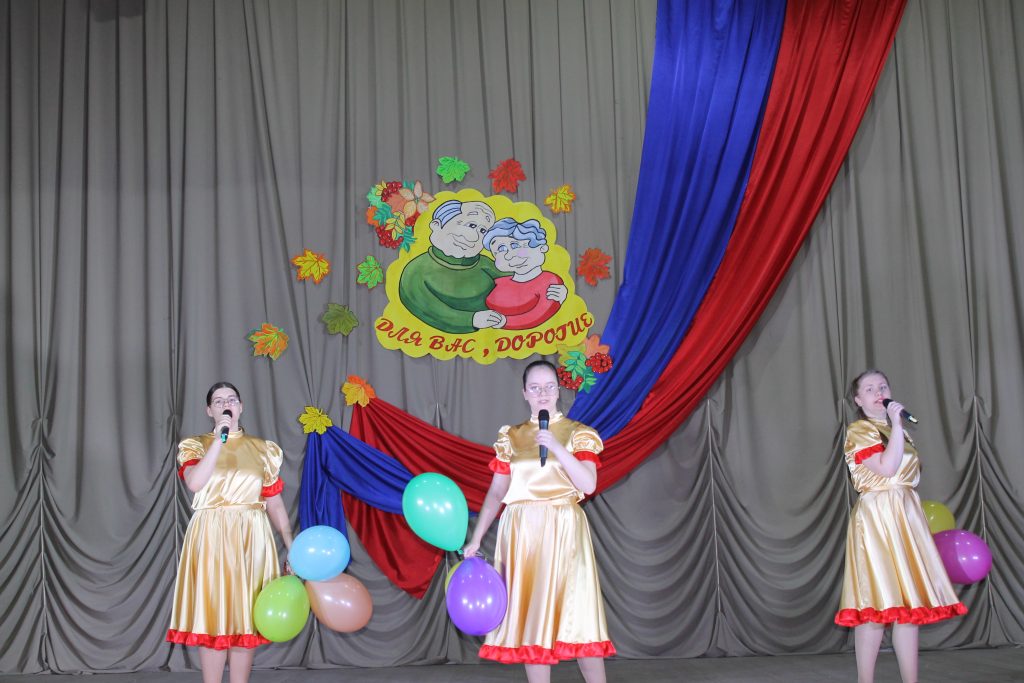 «Ваш возраст золотой»: В Заветинском РДК состоялся праздничный концерт для пожилых людей