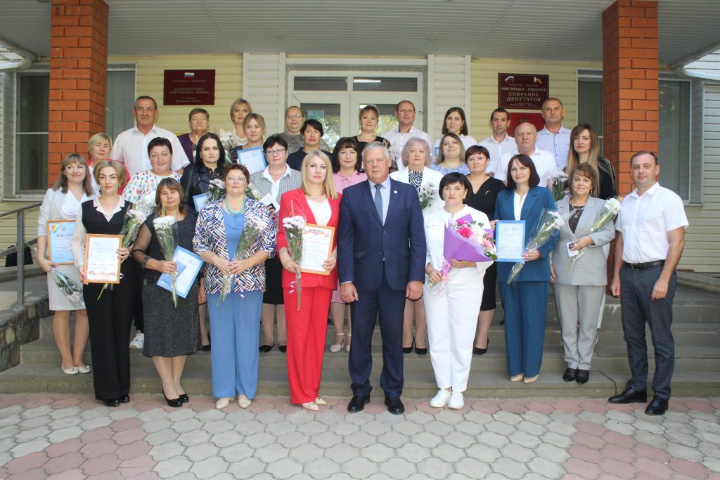 За добросовестный  труд: Работников сферы образования Заветинского района отметили наградами
