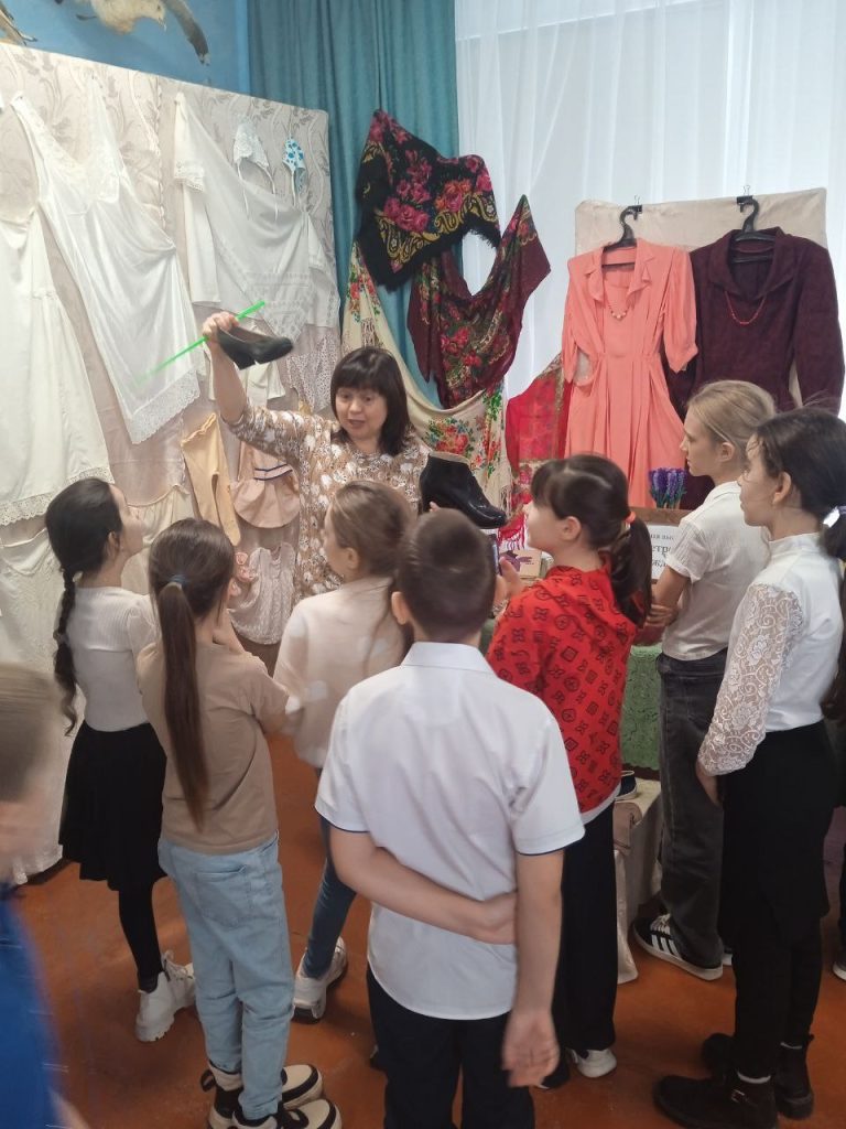 Обучающиеся 4 класса Заветинской школы 2 посетили выставки в районном музее истории