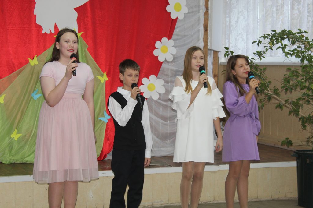 Целую руки матери моей: В Заветинском РДК состоялась праздничная  программа