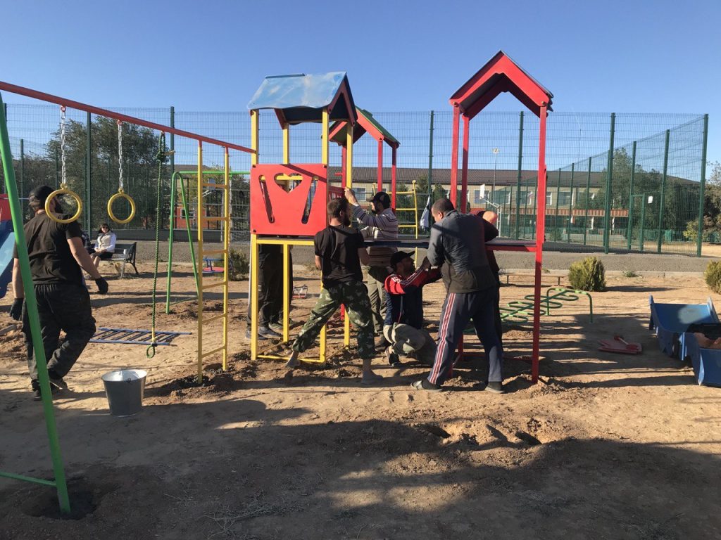 На место старой детской площадки в Федосеевке установлен новый спортивно-игровой комплекс