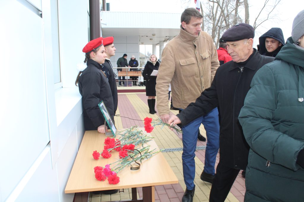 В Заветинской школе 2 открыли мемориальные доски выпускникам школы Виталию Богатикову и Максиму Гнатовскому