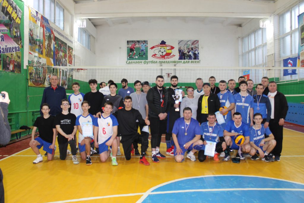 В Заветинской ДЮСШ состоялся волейбольный турнир среди сельских поселений на кубок Заветинского отделения партии «Единая Россия»