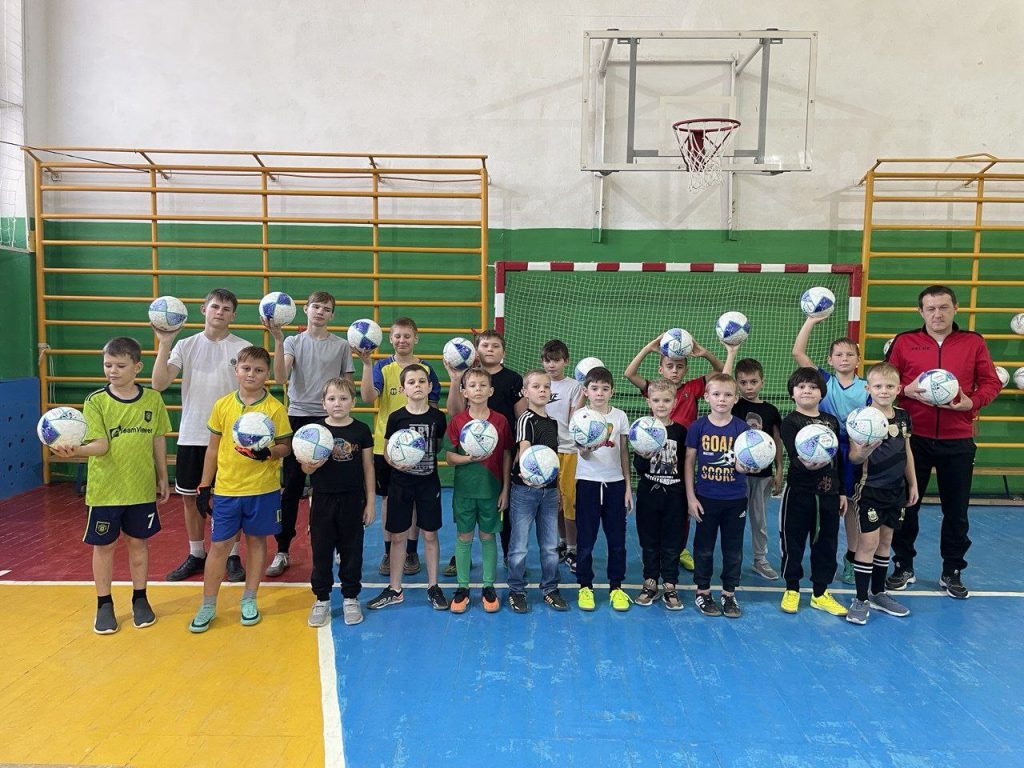 Футбольные мячи, стеллажи, плиты: Правительство Ростовской области поддержало образовательные учреждения Заветинского района