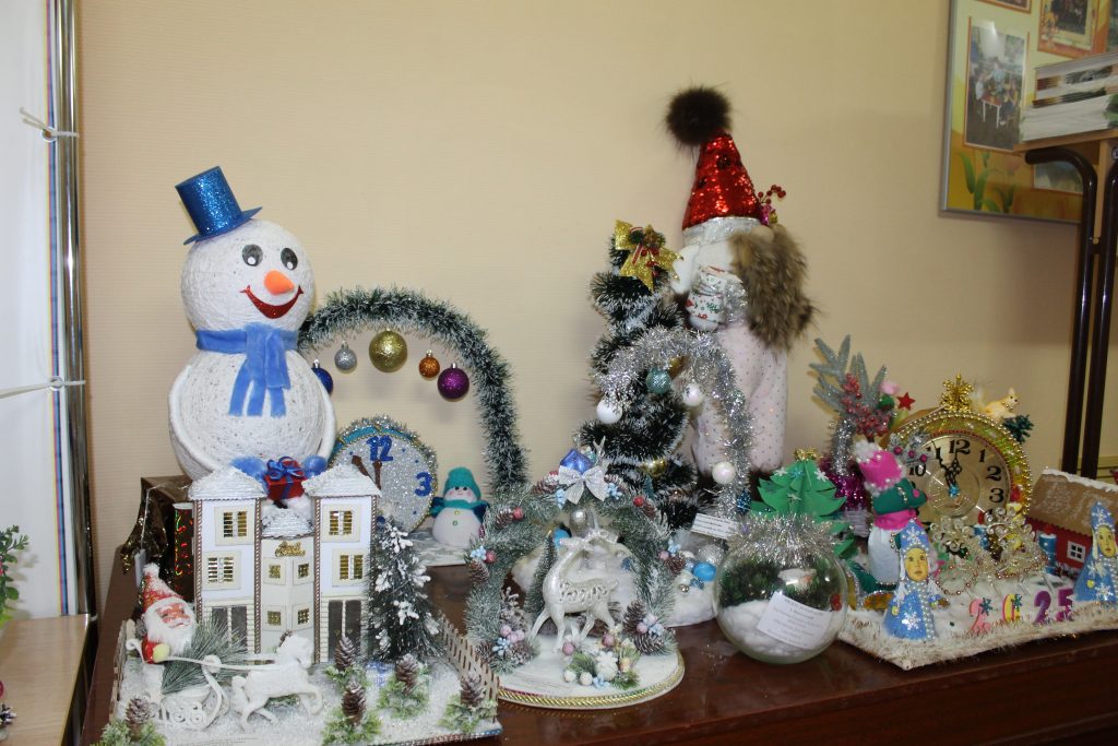 Воспитанники дошкольных учреждений Заветинского района вместе с родителями и воспитателями сделали новогодние поделки