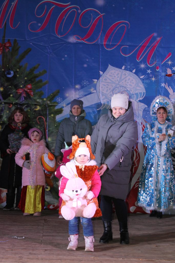 На центральной площади Заветного состоялся новогодний бал ряженых «Год змеи будет добрым»