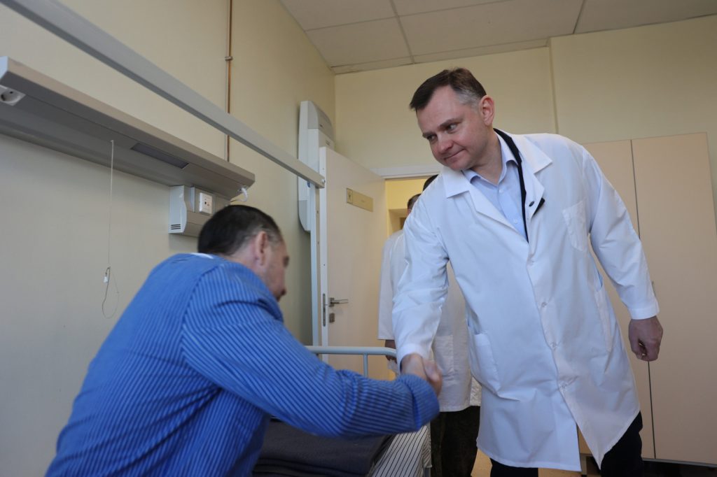 Юрий Слюсарь навестил раненых участников СВО и поздравил их с Днем защитников Отечества