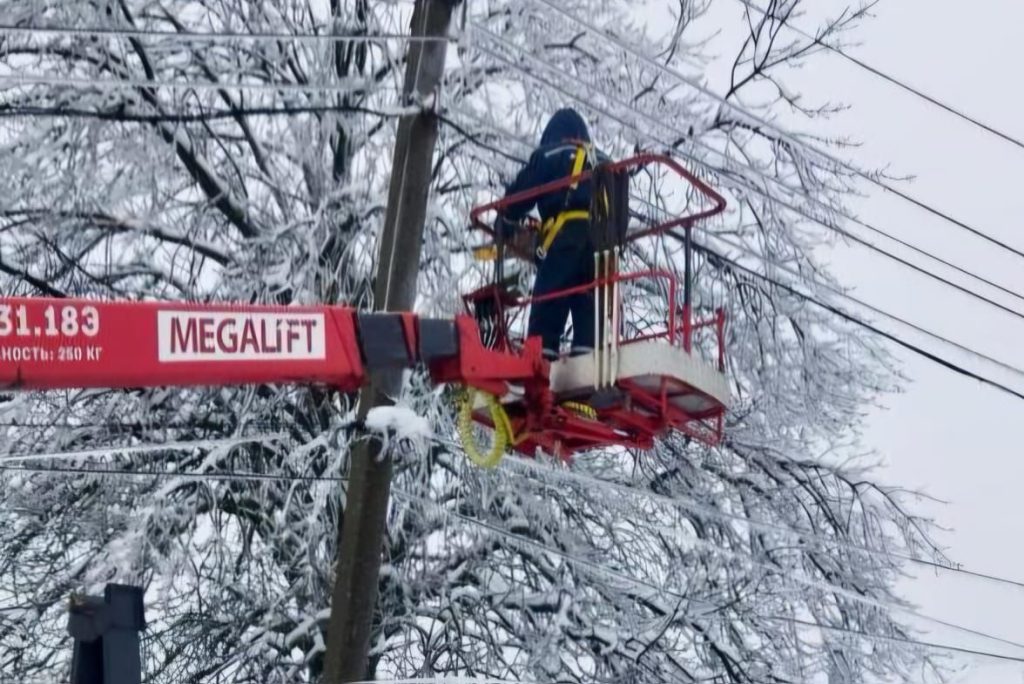 Слюсарь поручил главам районов и городов РО оперативно устранить последствия снегопада