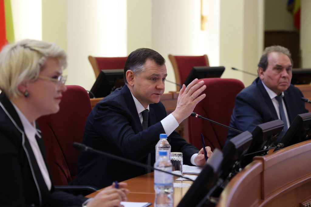 Слюсарь поставил задачу комплексно решить проблемы общественного транспорта на Дону