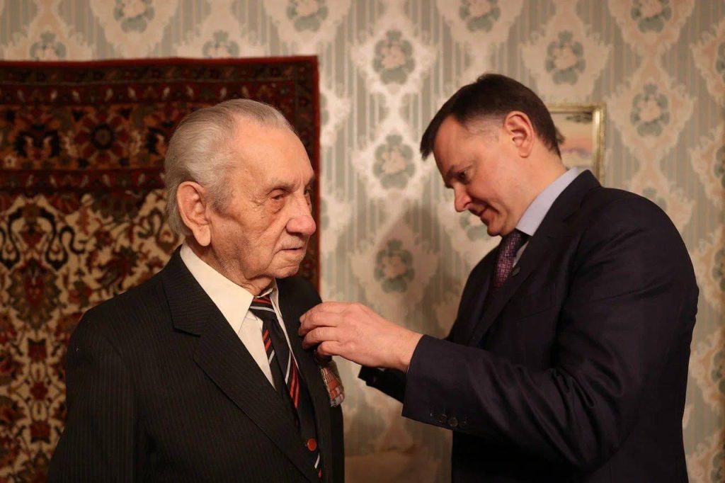 Юрий Слюсарь навестил фронтовиков Дона  и вручил им юбилейные медали Победы  