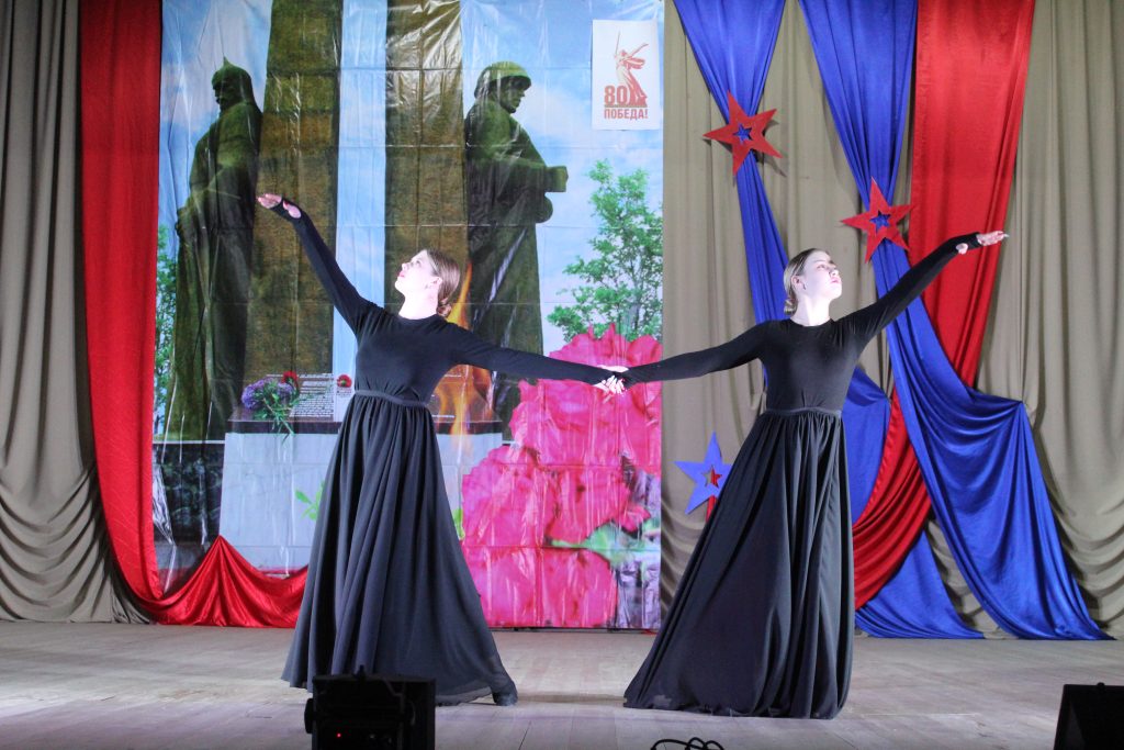 «Наследники победы»: В Заветинском РДК состоялся районный фестиваль-конкурс молодежного творчества