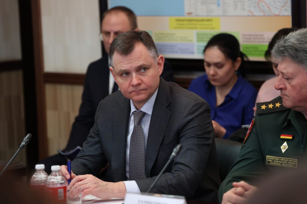 Слюсарь сообщил, что для борьбы с пожарами на Дону закупят 60 комплектов спецтехники