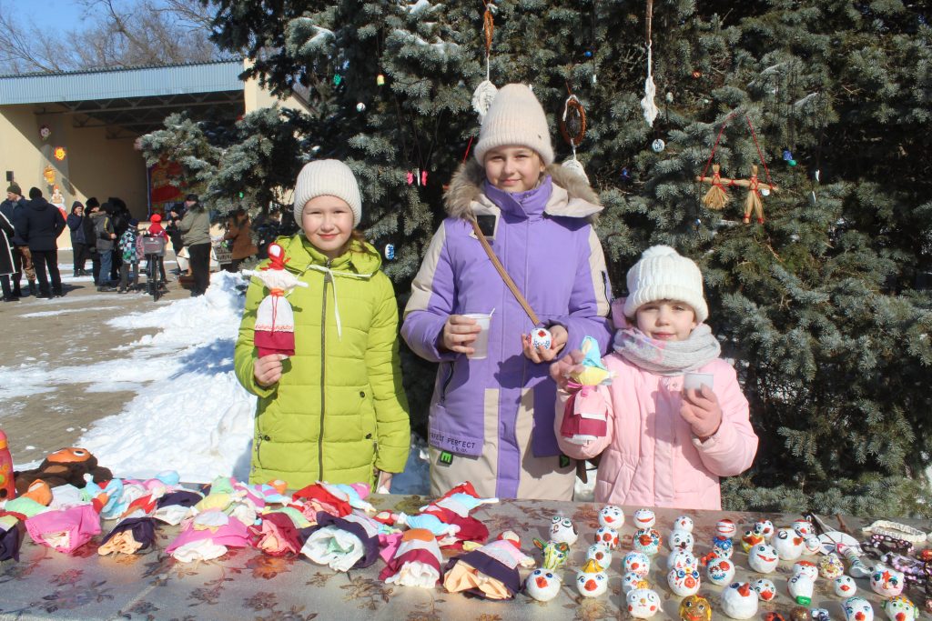 На центральной площади Заветного состоялось праздничное народное гуляние «Масленичные потехи»