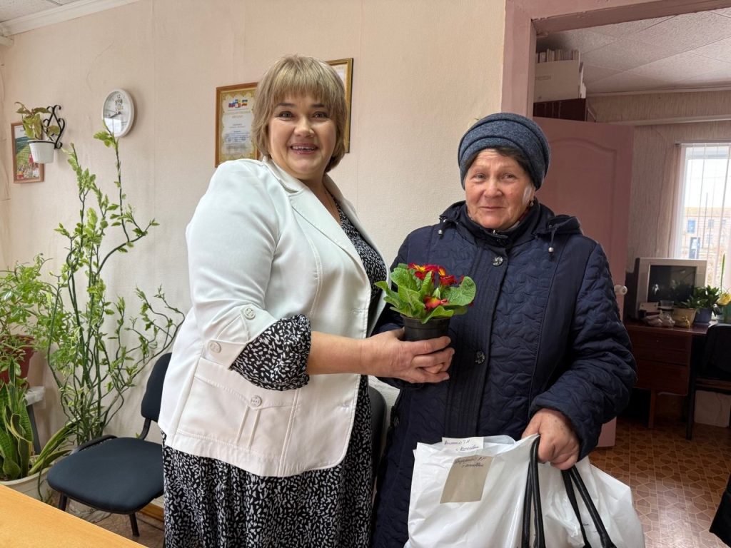 Глава администрации Киселевского сельского поселения поздравила с 8 Марта вдов участников ВОВ, тружеников тыла и семьи участников СВО