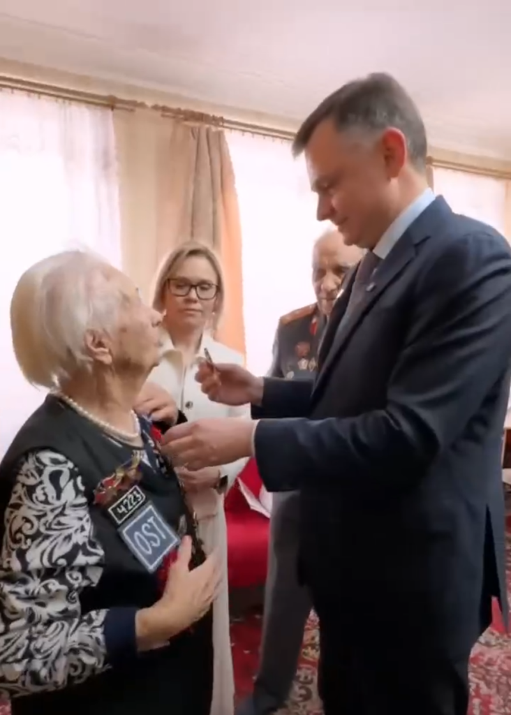 Слюсарь вручил медаль к юбилею Победы ростовскому ветерану