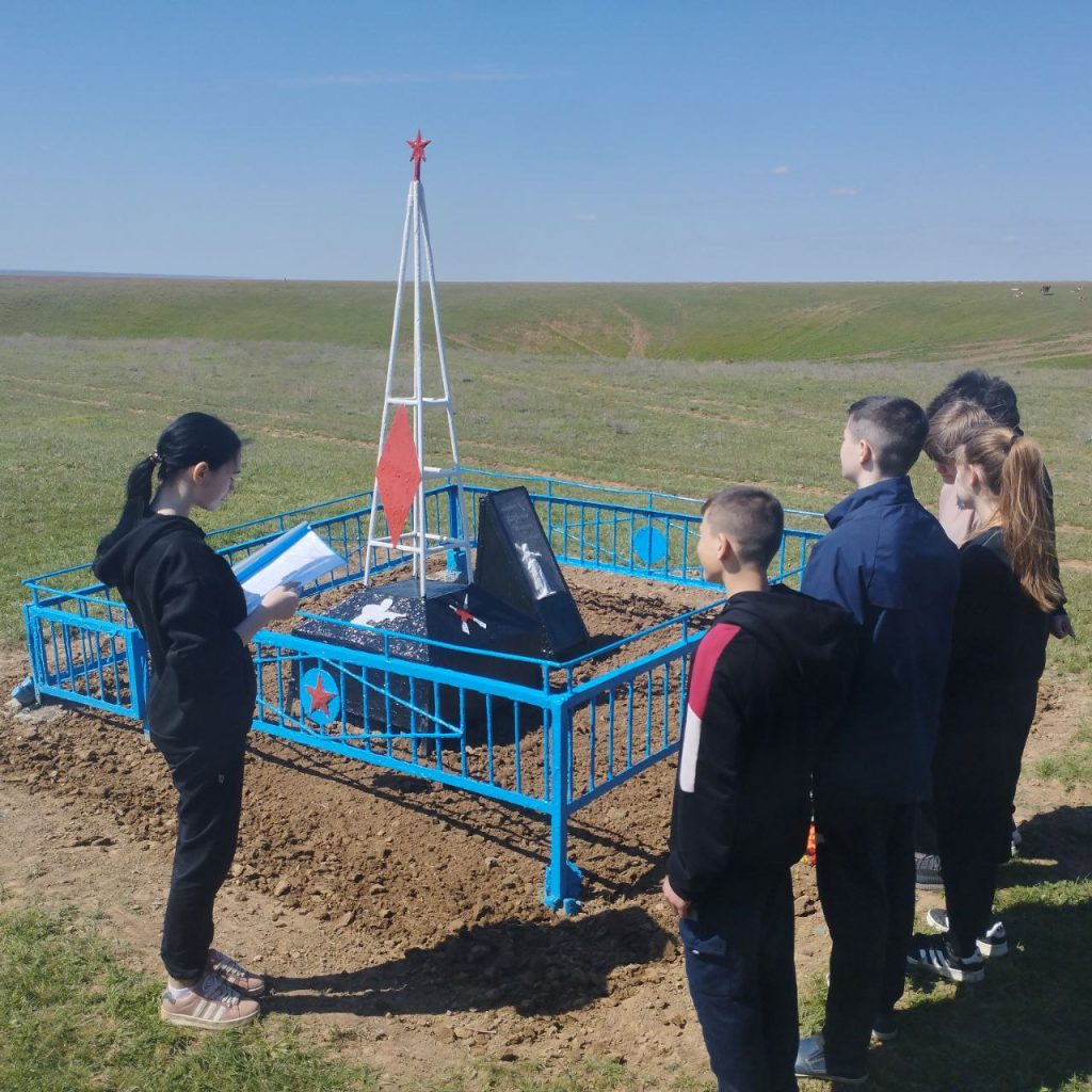 Добровольцы Киселевской школы навели порядок у обелиска на месте гибели партизанского отряда в годы ВОВ