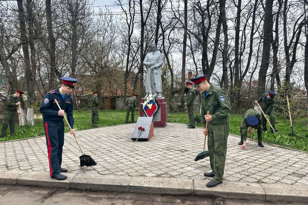 Дон помнит: Ученики кадетского корпуса в Новочеркасске провели субботник у памятника воинам ВОВ