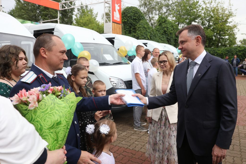 Слюсарь подарил многодетным семьям Дона новые автомобили