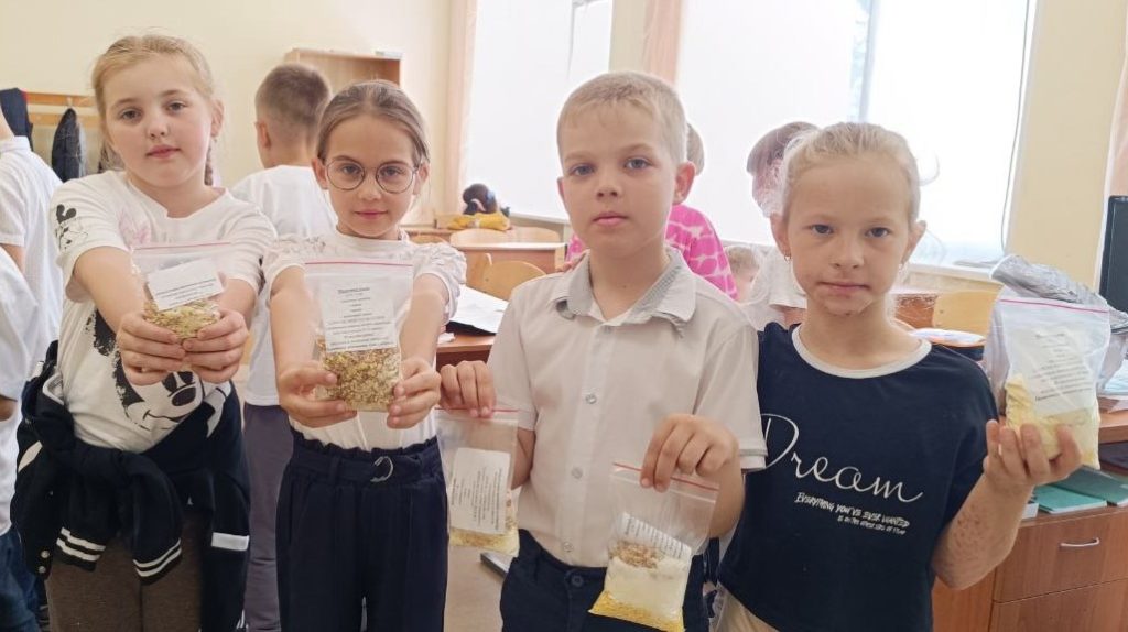 Благо твори: Школьники изготовили каши быстрого приготовления для солдат