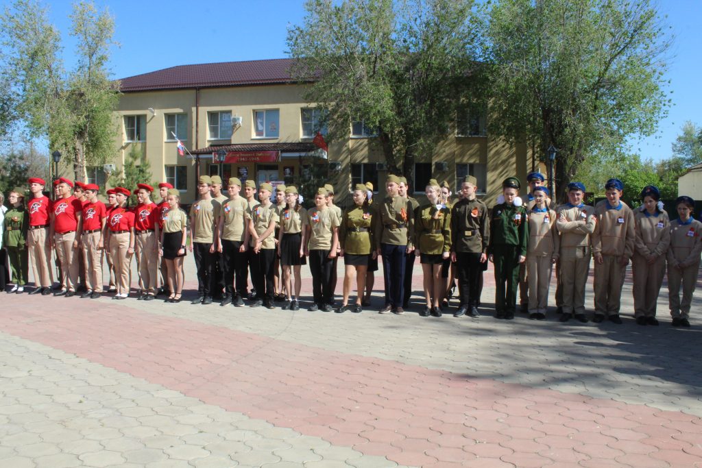 Строем — вперёд. Песнями — громче всех: В Заветинской СОШ 1 состоялся конкурс смотра строя и песни